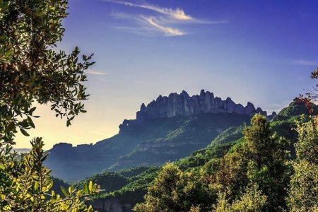 Montserrat & tour contrasts Barcelona – From Barcelona