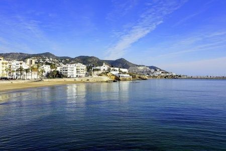 Montserrat wine tasting & Sitges -Reduced group hotel pick up from Barcelona