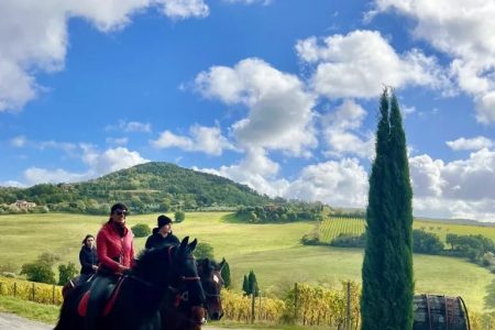 Montepulciano: Horseback Ride on the Nobile Wine Roads, with visit to a farmhouse and typical lunch